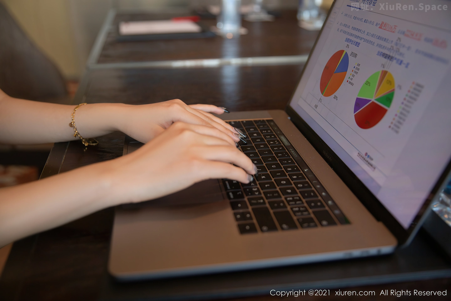 图片[4]-[XiuRen秀人网]VOL.4162 女神杨晨晨Yome私房OL秘书制服半脱露无内肉丝极致诱惑写真88P-秀人网官方网站